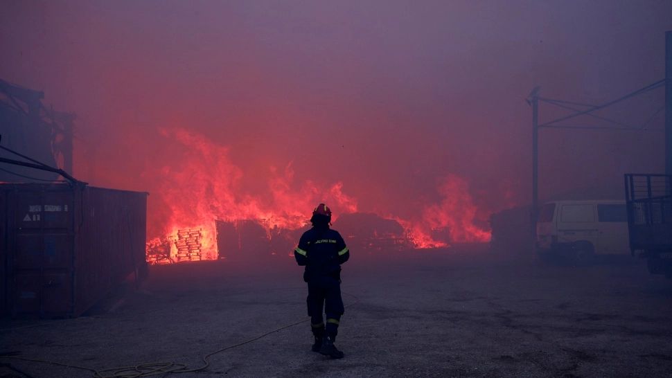 Grecia cere ajutorul Uniunii Europene în lupta împotriva incendiilor din apropierea Atenei. România, Italia, Franţa și Cehia anunţă ajutoare