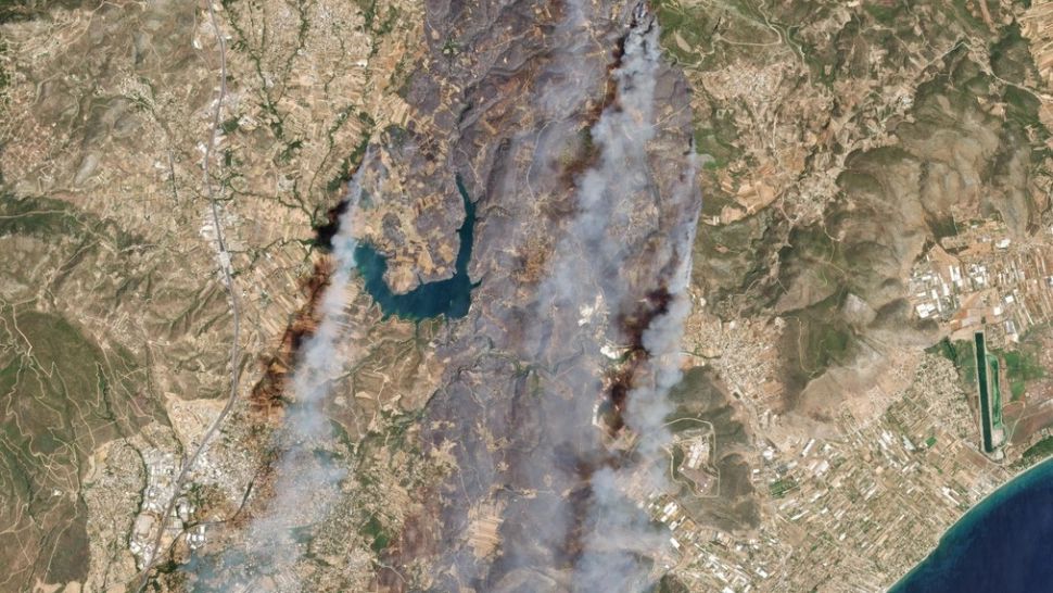 Incendiile apocaliptice unde intervin și români se văd din SPAȚIU. Imagini uluitoare cu prăpădul din Grecia