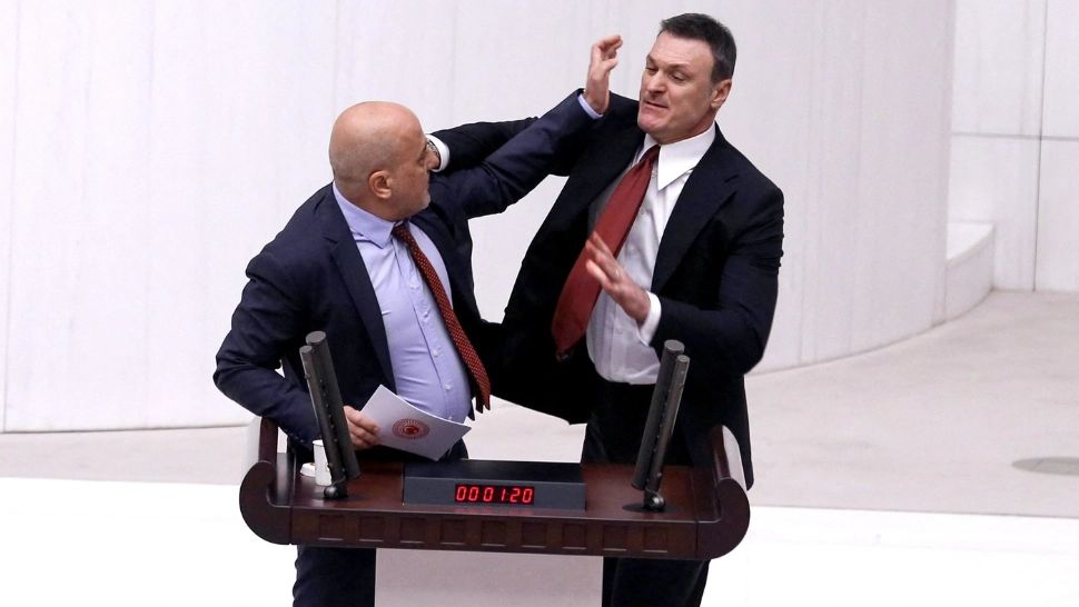 Bătaie ca-n filme în Parlamentul Turciei. Politicienii și-au împărțit pumni la liber și totul a culminat într-un conflict generalizat