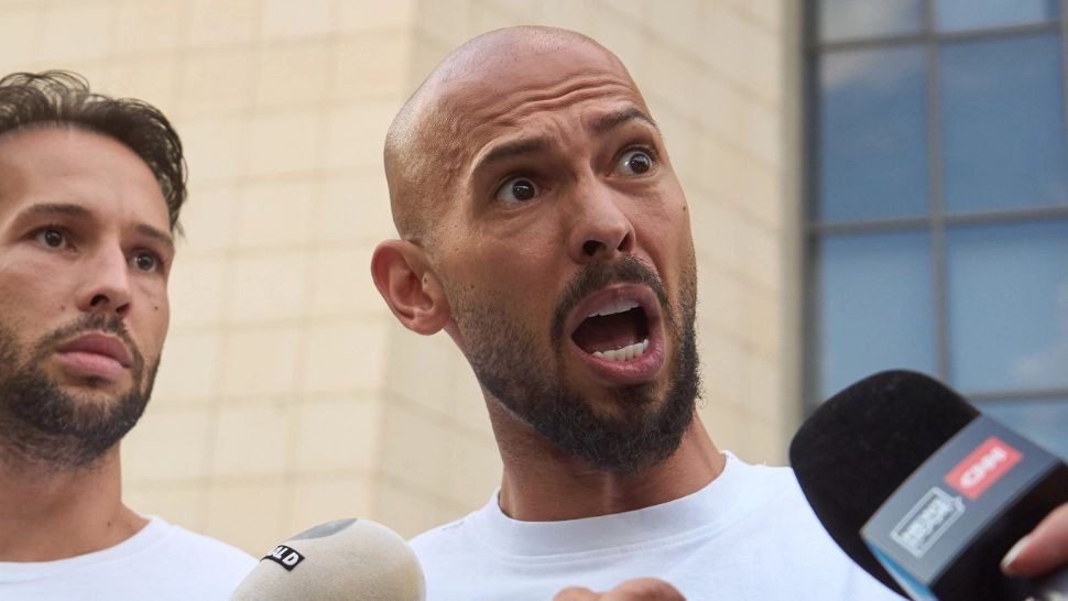 Ironiile de care a avut parte Andrew Tate de la deținuți, în închisoare: „Îmi spuneau Osama Bin Laden” „De ce nu te comporți ca un homosexual, astfel încât ambasada să te ajute?” 