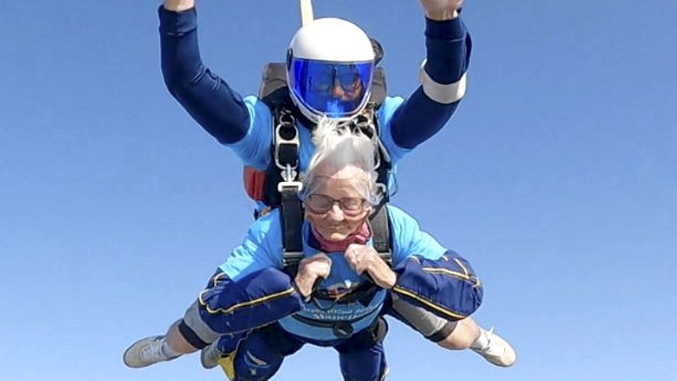Britanica de 102 ani, amatoare de senzații tari: femiea a sărit cu paraşuta la cea mai recentă aniversare. Imagini senzaționale