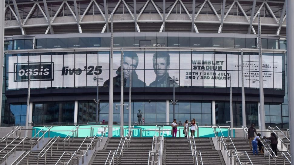 Isterie în Anglia după vestea reformării OASIS. Lanțuri hoteliere, acuzate că au triplat prețurile în zilele concertelor