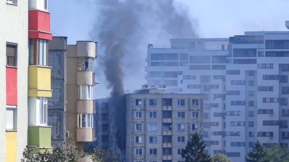 Incendiu devastator într-un cămin militar din București, un bărbat a MURIT. UPDATE: Precizări ale MApN, cine locuia în apartamentul care a ars? - FOTO/ VIDEO