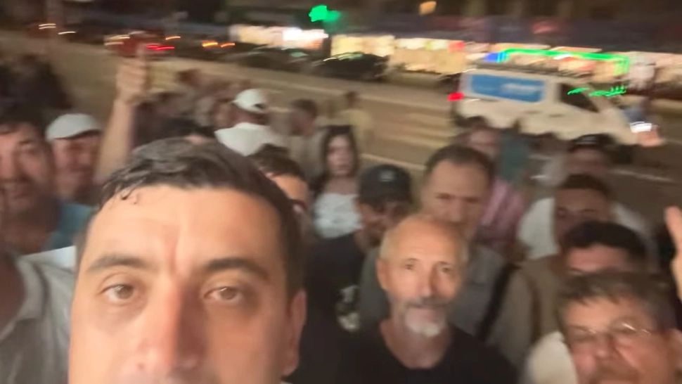 Sute de băcăuani au stat la coadă pentru a semna planul Simion, cu speranța unei locuințe ieftine