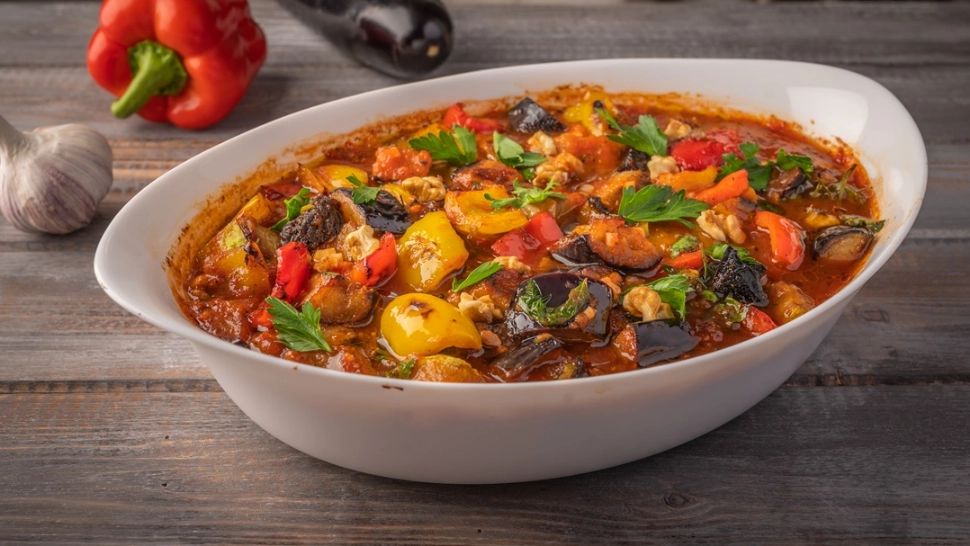 Este supranumită „tocănița longevității”! Rețeta delicioasă pe care o consumă oamenii care ajung la vârsta de 100 de ani