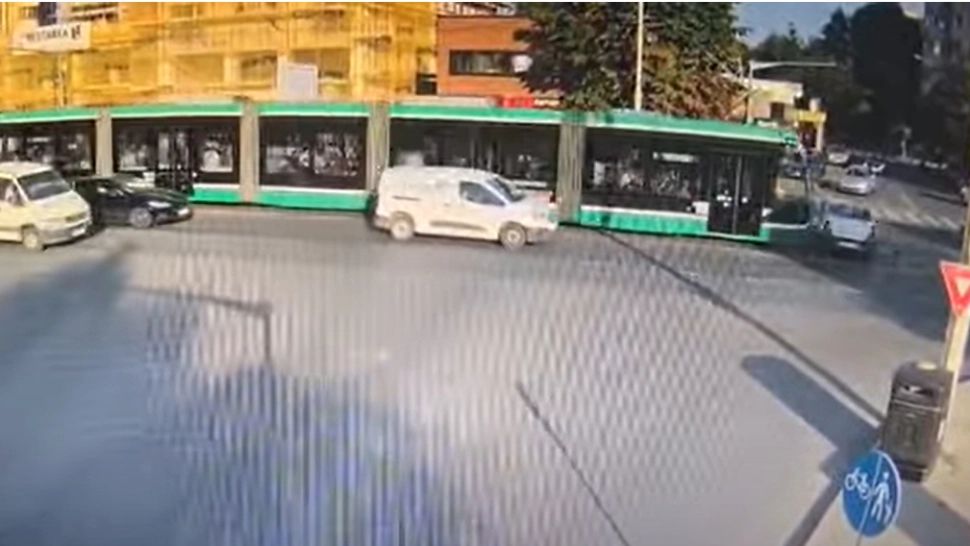 Momentul în care un Logan este spulberat de un tramvai, după ce a intrat într-o intersecție fără să se asigure. VIDEO de pe camerele de supraveghere