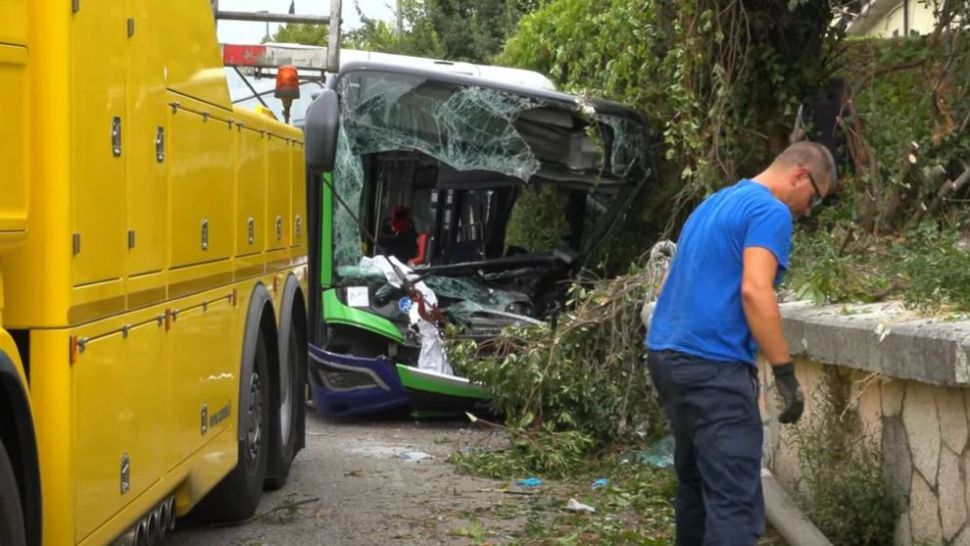 Sfârșit tragic pentru o româncă din Italia. A murit după ce autobuzul în care se afla s-a izbit de un zid VIDEO