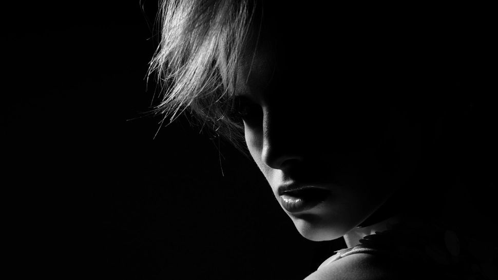 O tânără de 21 de ani - reținută după ce a furat bani de la firma unde lucra. Femeia se afla în perioada de probă