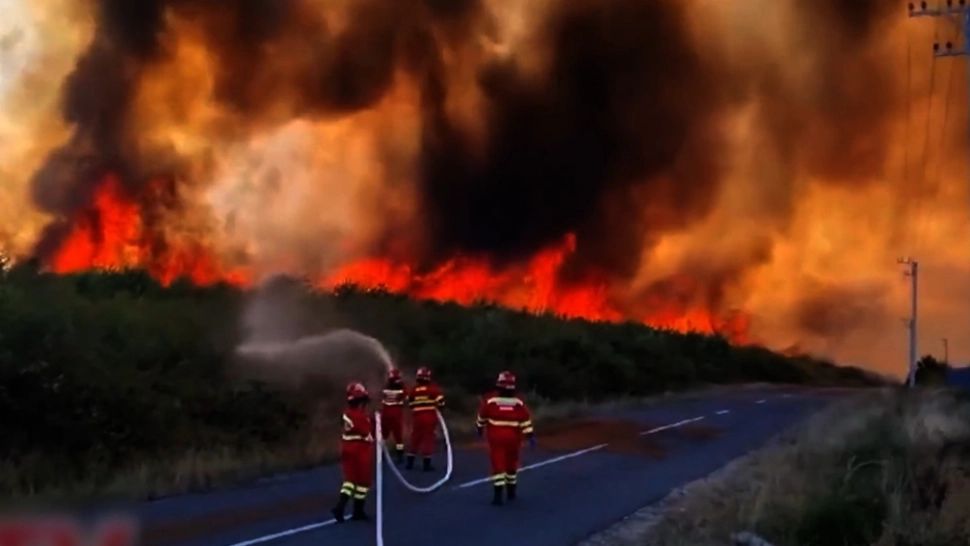 INCENDIU masiv în județul Maramureș! Pompierii din mai multe județe se luptă cu flăcările: 7 case, cuprinse de foc; 90 de persoane evacuate