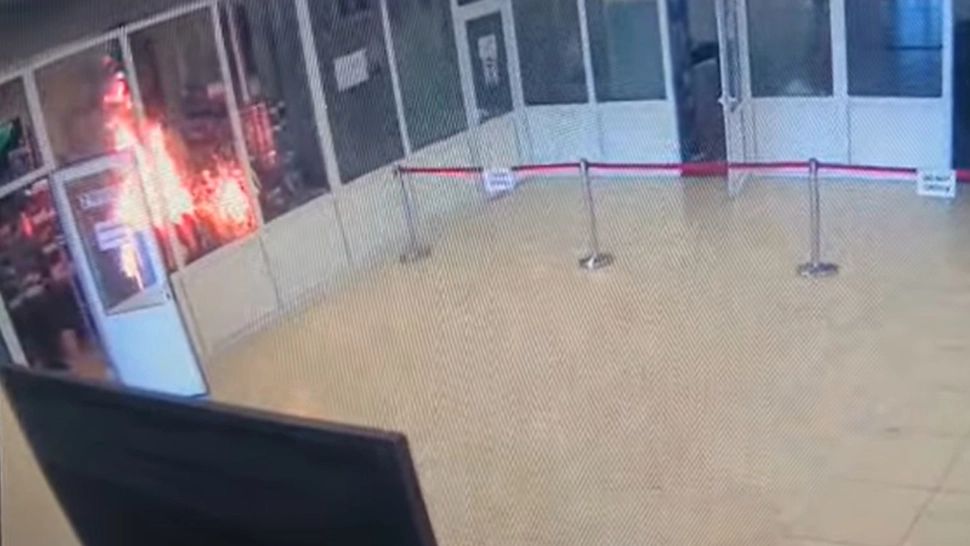 Incendiu în Parlamentul României: un bărbat a aruncat cu benzină înăuntru și a dat foc! Piromanul a reușit să fugă. Cum arată bărbatul? FOTO