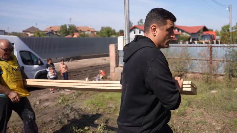 George Simion a sărit în ajutorul sinistraților din Galați. Liderul AUR ajută la reconstrucția locuințelor oamenilor afectați de inundații VIDEO