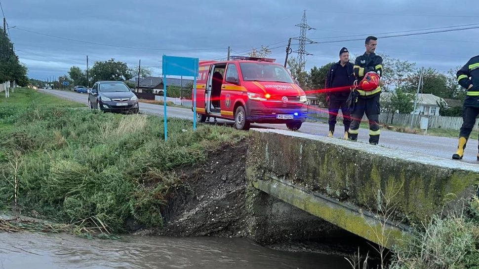 Situație critică într-o localitate din Vaslui. Apele au crescut peste noapte, mobilizare generală pentru protejarea gospodăriilor