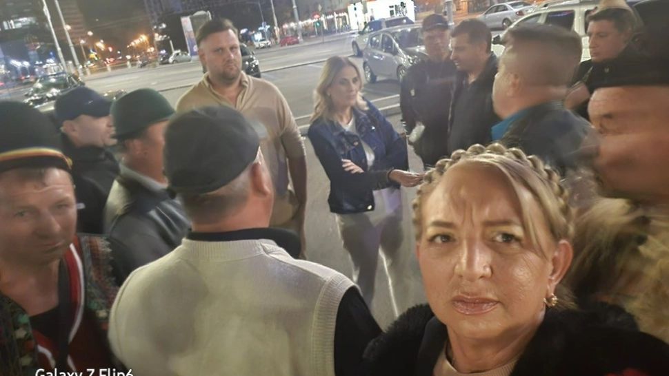 Anca Alexandrescu, față în față cu fermierii revoltați. Oamenii protestează în fața Guvernului după ce au rămas și fără animale, dar și fără bani