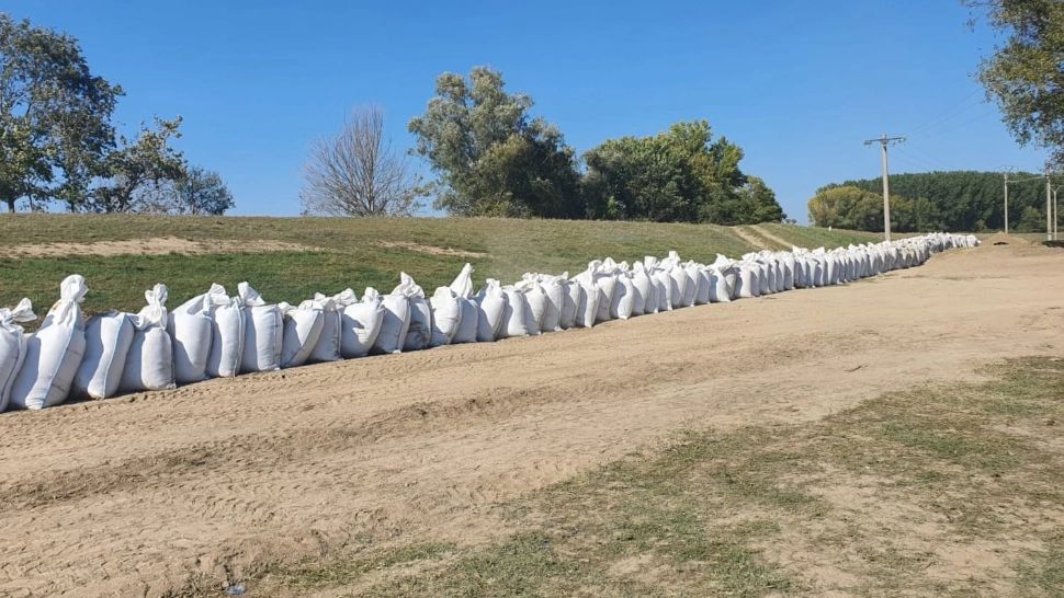 Alertă pe Dunăre, în aval de Târgu Măgurele. Se ridică DIGURI provizorii, în așteptarea viiturii cu debite istorice - FOTO