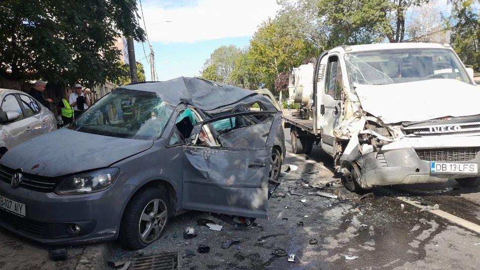 Accident grav, în Fundeni: impact nimicitor între 4 mașini. Mormane de fiare pe șosea, trafic îngreunat: două victime - FOTO