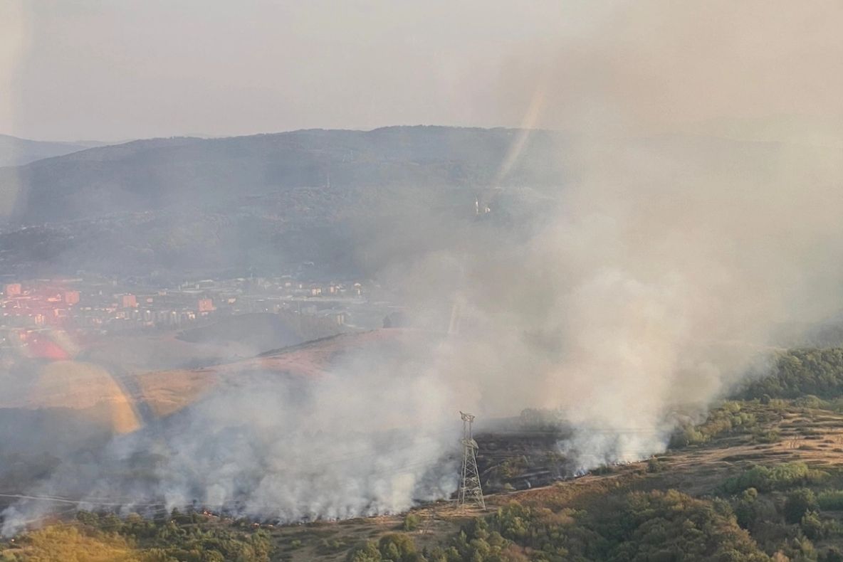 Val de incendii devastatoare în toată țara, din cauza vegetației uscate. Un cimitir a fost pârjolit în Mehedinți, tragedie evitată în ultima clipă la Timișoara - FOTO/VIDEO