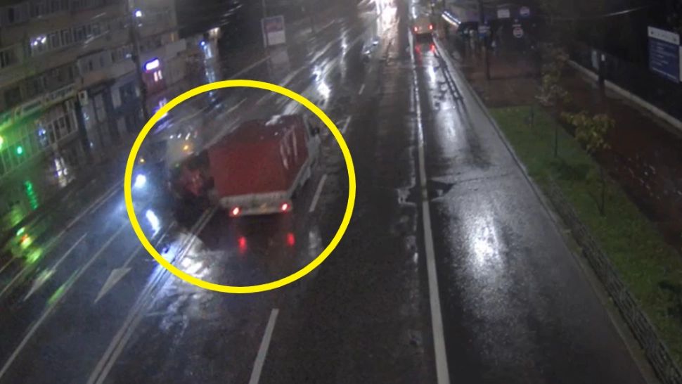 Accident TERIFIANT la Iași. O șoferiță de doar 19 ani s-a izbit în plin de un autoturism și a fost la un pas să fie spulberată de un camion - VIDEO cu momentul impactului