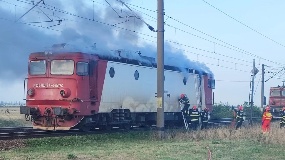 Locomotiva unui tren cu aproximativ 100 de călători, cuprinsă de incendiu, în Halta Tomșani! Intervin pompierii - traficul rutier, îngreunat