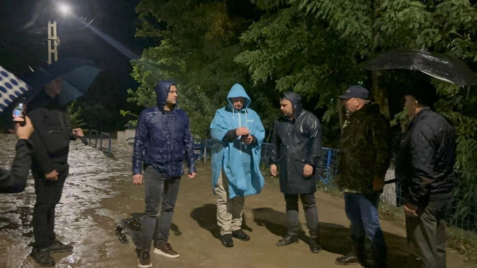 Nicolae Ciucă, mesaj de compasiune din mijlocul sinistraților din Slobozia Conachi, Galați: Le-am ascultat durerea și le-am promis că nu vor fi lăsați singuri în fața nenorocirii