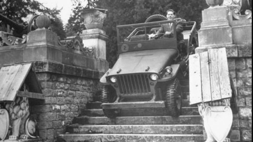 Val de comentarii la o fotografie care-l arată pe Regele Mihai coborând scările de la Peleș cu o mașină de teren 