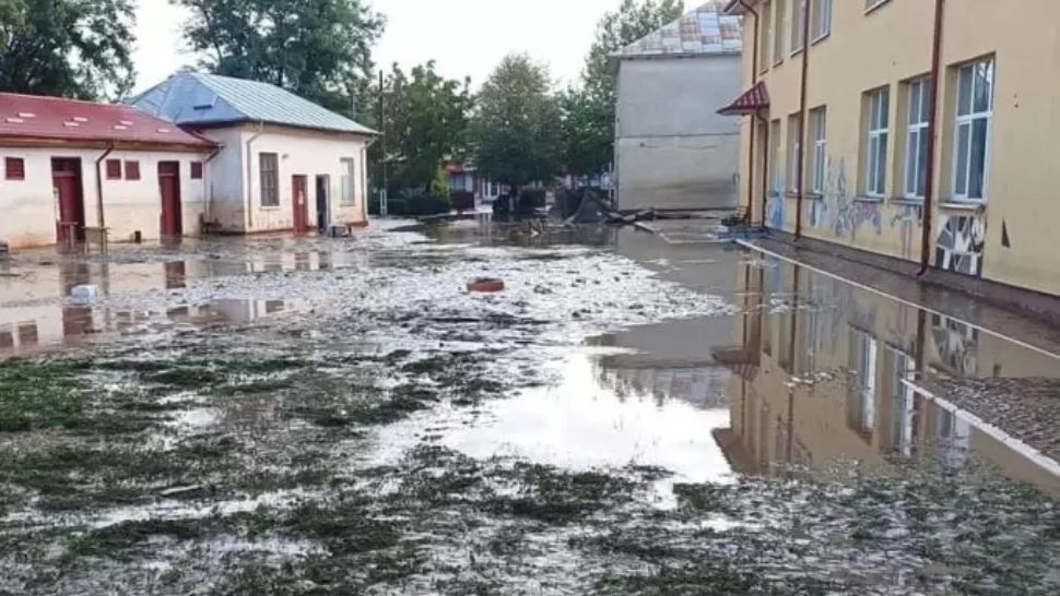 Peste 40 de şcoli şi grădiniţe din Galaţi şi-au întrerupt activitatea în urma inundațiilor. Unde vor învăța copiii?
