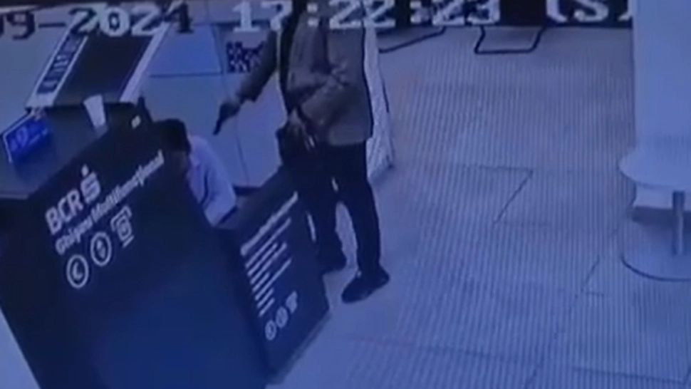 Primele imagini cu ATACUL de la bancă! Individul care a amenințat cu pistolul trei angajați, de negăsit! Jaf ARMAT în stil mafiot, la Iași