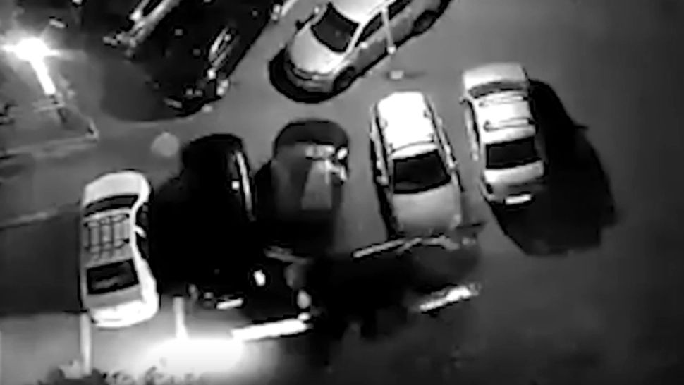 Primele IMAGINI cu adolescenta de 16 ani, care a distrus 6 mașini în încercarea de a scăpa de polițiști. Tânăra NU avea permis și conducea o mașină FURATĂ 