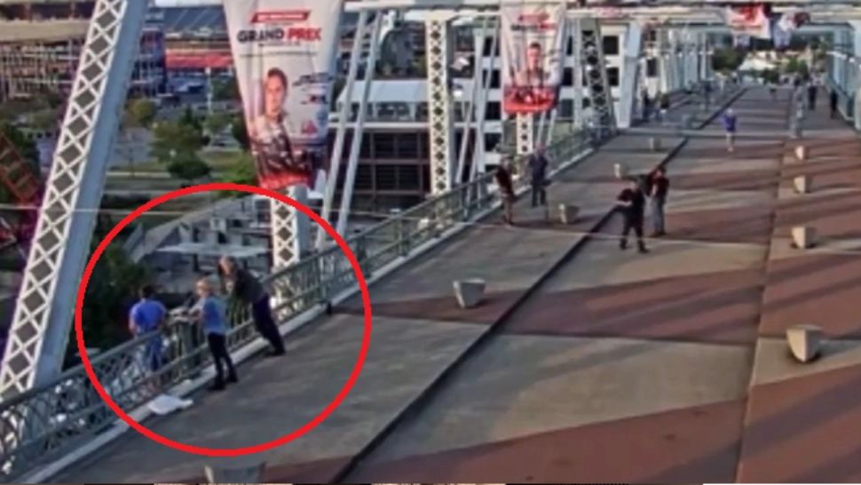 Legendarul star rock Jon Bon Jovi a salvat viața unei femei care era pe punctul de a sări de pe un pod din Nashville. Imaginile au devenit virale VIDEO