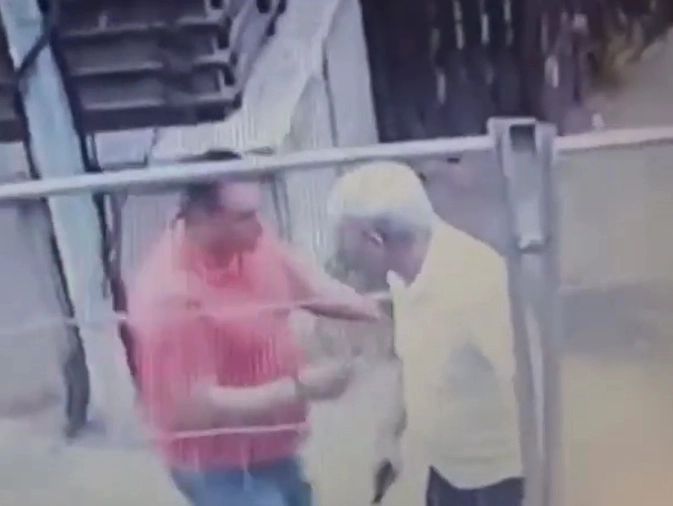 Primele IMAGINI cu Ionel Ganea în timp ce-și lovește vecinii: fotografii halucinante. Fostul sportiv pare extrem de nervos și chiar lovește cu pumnul