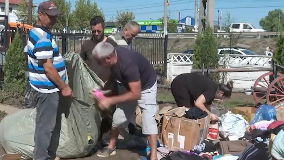 Haine murdare și încălțăminte desperecheată, ca donații. Unii oameni și-au bătut joc de nenorocirea sinistraților 