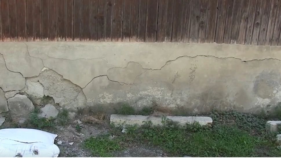 Panică printre locuitorii din Valea Jiului. Oamenii se tem că reabilitarea șoselelor le va distruge casele: Când dă cu picamărul zici că e cutremur 