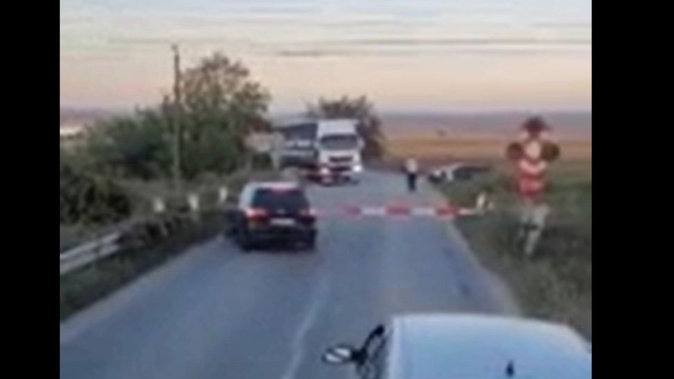 Inconștiență maximă la Iași! Mai multe mașini au ignorat semnalele luminoase și sonore și au traversat calea ferată, deși bariera era lăsată