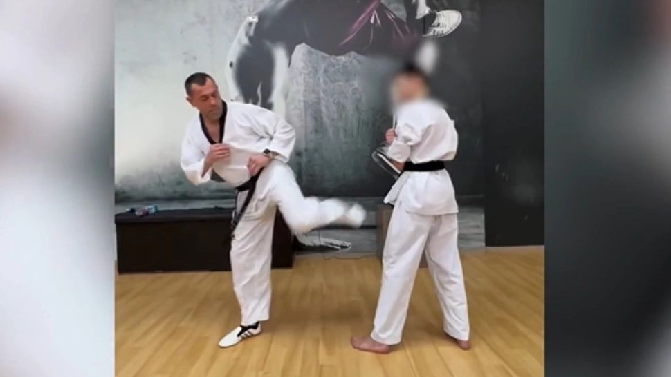 Antrenorul de karate acuzat că a agresat sexual mai multe minore, plasat sub control judiciar. Decizie uluitoare a instanței