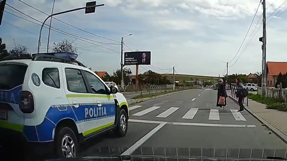 Doi pietoni, la un pas să fie spulberați de o mașină de poliție pe o trecere de pietoni din Cluj. Anchetă uriașă a IPJ