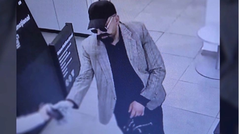 Jaf armat Iași: primele IMAGINI cu atacatorul de la bancă. Poliția a instituit filtre în tot orașul