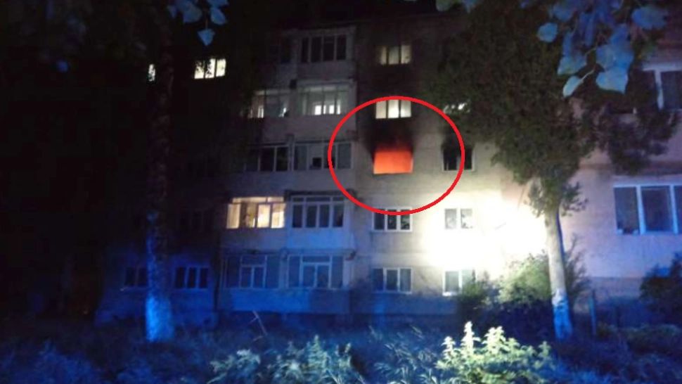Apartament în flăcări la Fălticeni: locatarii au fost EVACUAȚI. Proprietarul imobilului a ajuns la spital cu arsuri și intoxicație cu fum