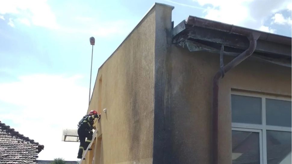 Incendiu la acoperișul atelierului Liceului ”Preda Buzescu” din Berbeşti, Vâlcea 