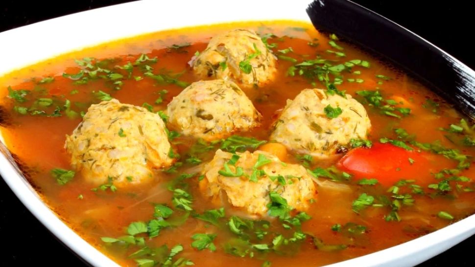 Ciorbă de perișoare în stil grecesc: rețeta care aduce vara mai aproape și te face să te simți ca în concediu