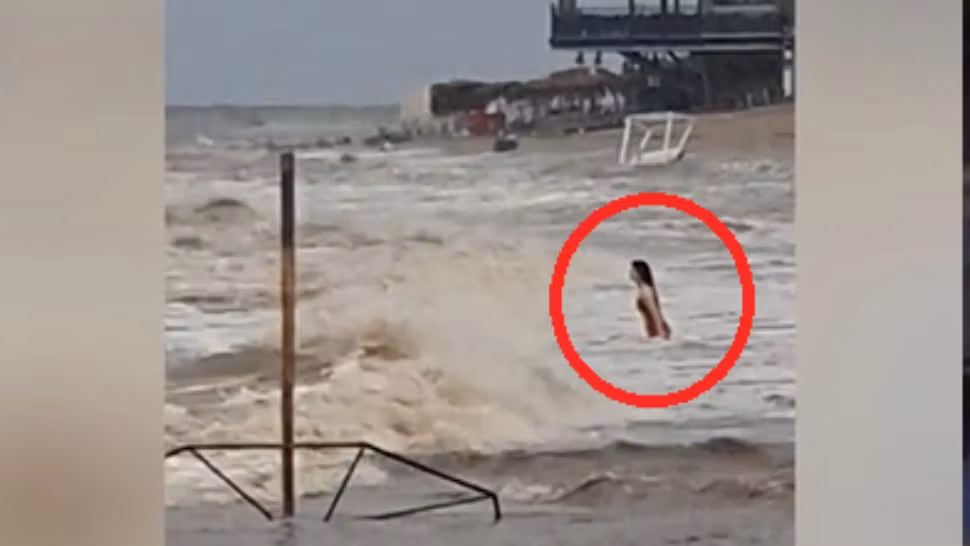 O femeie a intrat în mare după ploaia torențială din Vama Veche. Gest de maximă inconștiență: imagini uluitoare 