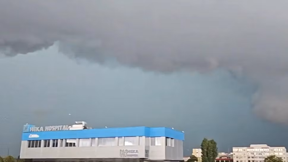 Prăpăd pe litoral după o furtună puternică: în doar câteva minute, mai multe stațiuni au fost inundate. A fost emis RO-Alert