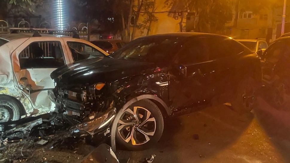 Adolescenta de 16 ani care a distrus 6 mașini în încercarea de a scăpa de polițiști conducea o mașină FURATĂ. Tânăra se află acum sub control judiciar