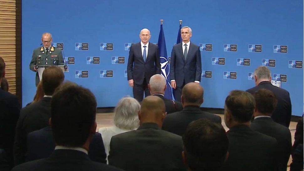 Geoană, ultima declarație la NATO. Jens Stoltenberg l-a decorat cu o medalie