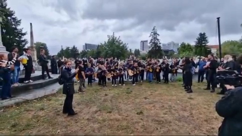 Momente emoționante la mormântul lui Nicu Covaci, la 40 de zile de la moartea legendarului artist - FOTO