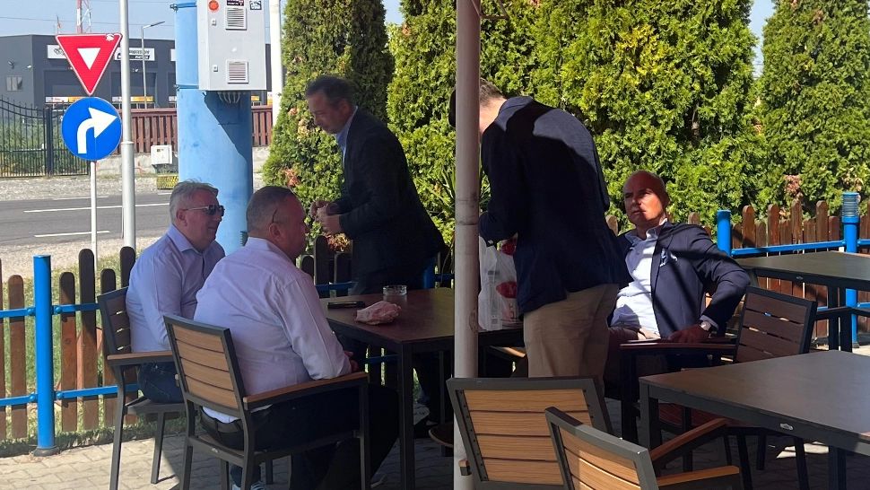 Liderii PNL, în turneu prin țară. Nicolae Ciucă, Rareș Bogdan, Lucian Bode, surprinși la o benzinărie din Argeș - FOTO