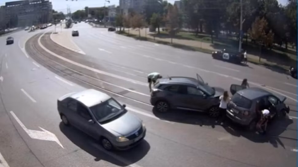 Accident surprins de camerele de supraveghere. Una dintre mașini a luat foc după impact