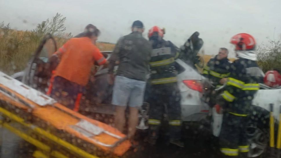 Un tânăr tată a murit, iar soția și cei trei copii au ajuns la spital. Tragedie pe o șosea din vestul țării