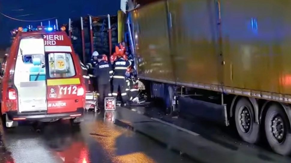 Impact devastator între două TIR-uri, după ce un șofer a pierdut controlul mastodontului: două victime, circulație îngreunată - VIDEO