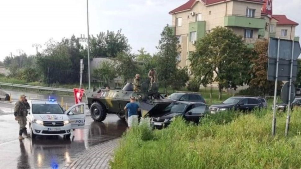 Accident cu un TAB al Armatei, în Constanța: o mașină a fost făcută ghem în sensul giratoriu - FOTO