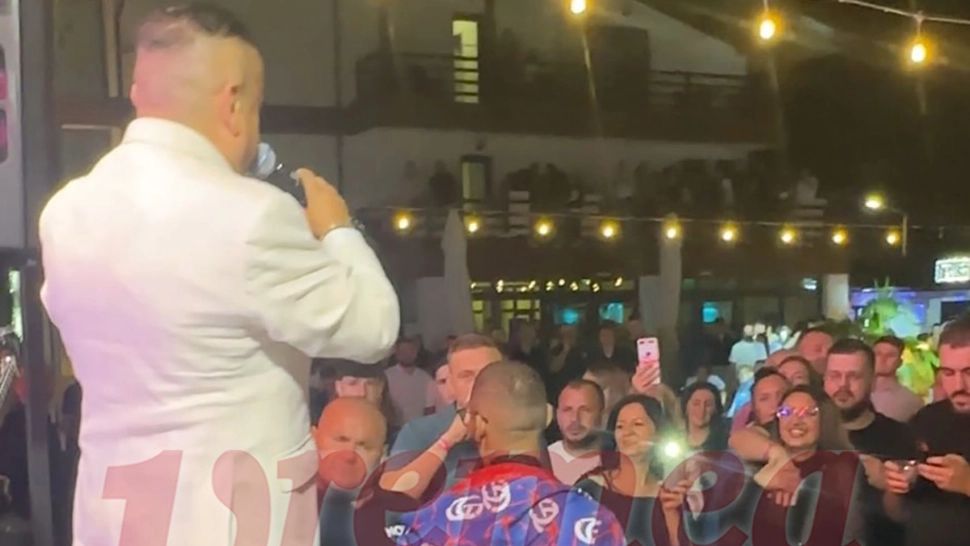Adrian Minune, dat jos de pe scenă: „Nu te supăra, ai greșit scena, băiatul meu!”