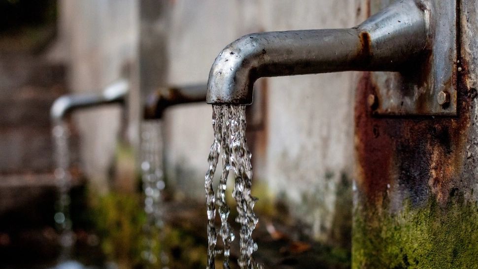 România are cea mai murdară apă din lume. Studiu alarmant cu date șocante: un om înghite două pungi cu plastice anual! 